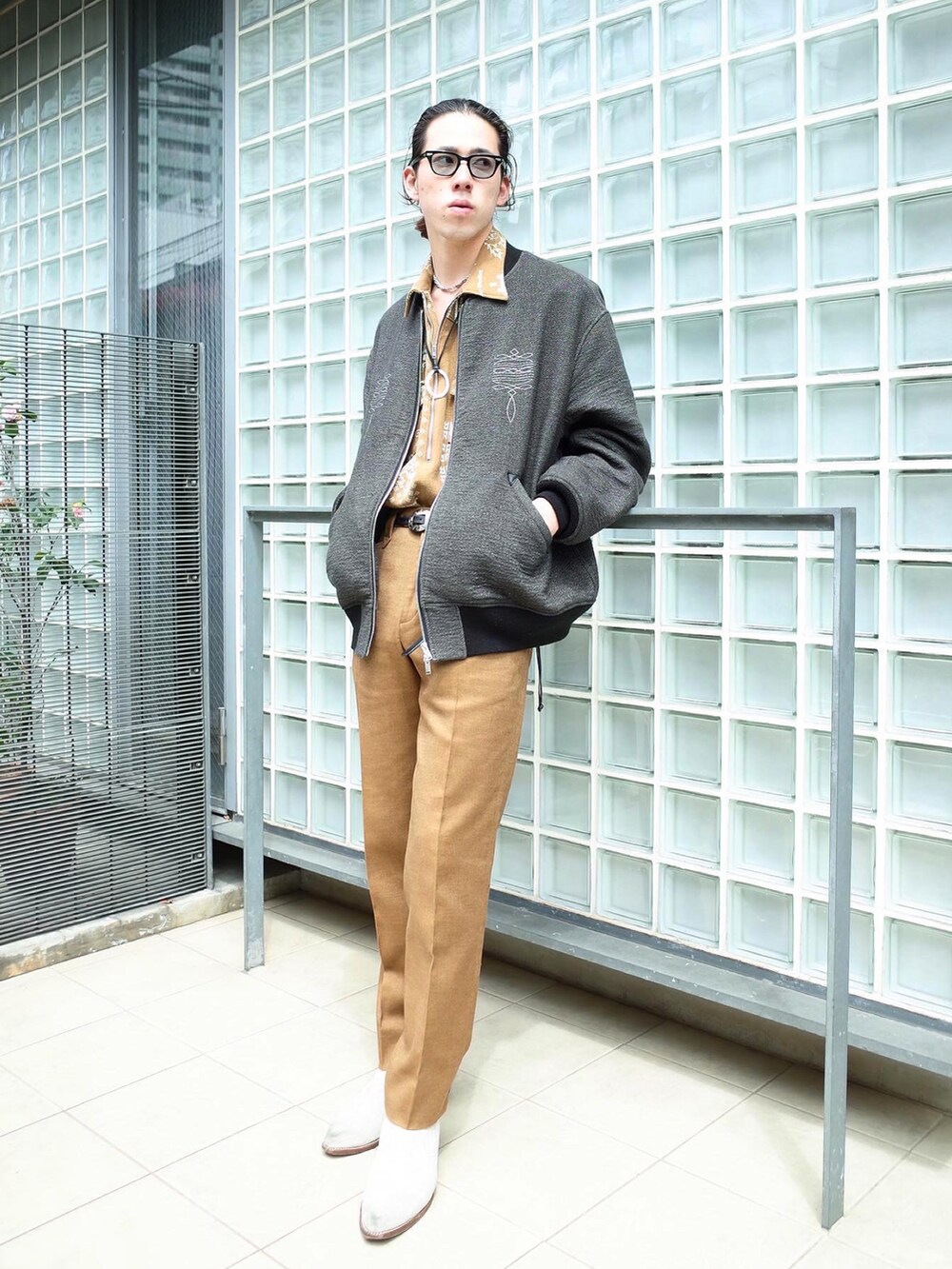 イエロー系のシャツ/ブラウスを着用したメンズの春コーディネートの2枚目の写真