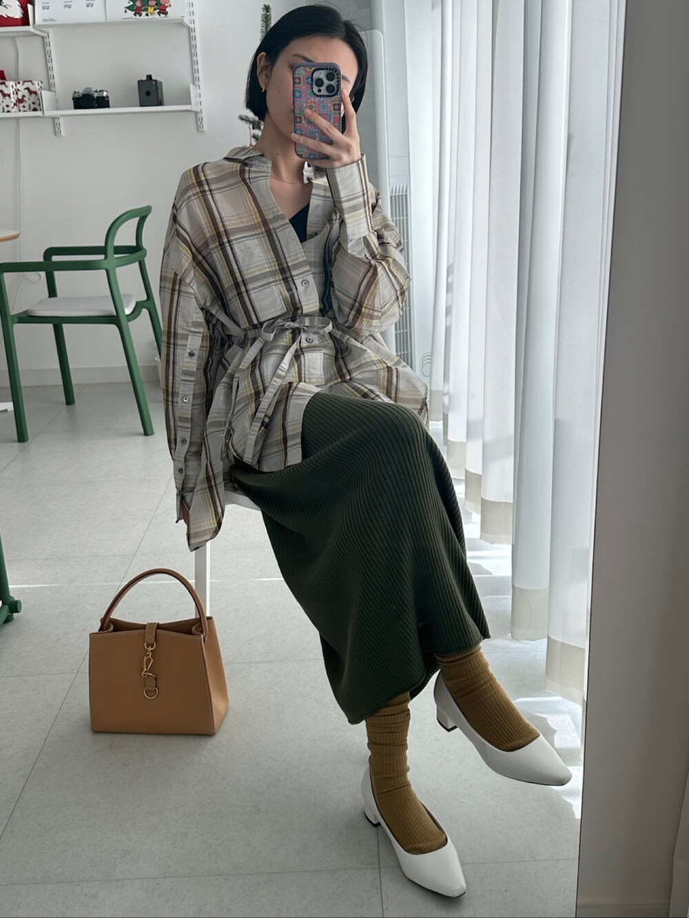 「VINTAGEのアイテム（ハンドバッグ、ベージュ系）」を使った、oneriさん（レディース・162cm）の夏コーディネートの2枚目の写真