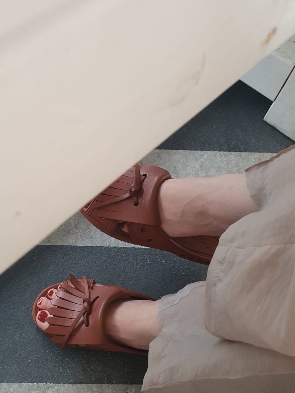 ベージュ系のその他パンツ、ブラウン系のサンダル、ベージュ系のTシャツ/カットソーを着用したレディースの夏コーディネートの3枚目の写真