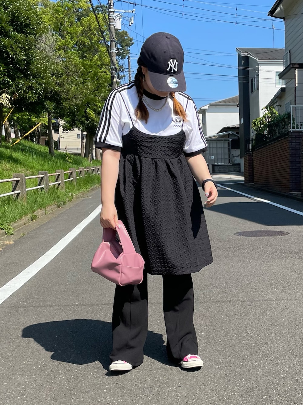 「キャップ、アディダス、キャミワンピ、NEW ERA、converse、ピンク、モノトーン、モノトーンコーデ、きれいめカジュアル、休日スタイル、低身長」｜「adidasのアディカラー クラシックス スリーストライプス Tシャツ / アディダスオリジナルス adidas Originals / アディダスオリジナルス adidas Originals（Tシャツ/カットソー、ホワイト系）」を使った、maru☺︎さん（レディース・153cm）の夏コーディネートの2枚目の写真