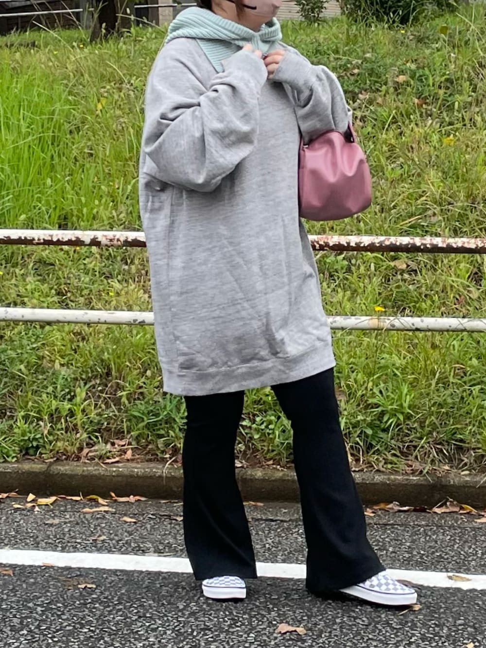 グレー系のワンピース、ブラック系のその他パンツ、ピンク系のボストンバッグを着用したレディースの秋コーディネートの2枚目の写真