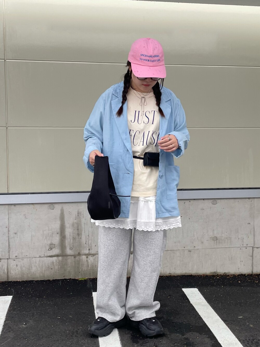 ブルー系のテーラードジャケット、ホワイト系のTシャツ/カットソー、ブラック系のハンドバッグを着用したレディースの春コーディネートの2枚目の写真