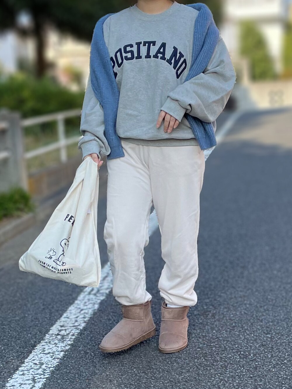 「スウェットパンツ、スウェット、トートバッグ、カジュアル、シンプル、ブルー、UNIQLO、ムートンブーツ、冬コーデ、大人カジュアル、休日スタイル、ロゴスウェット、きれいめカジュアル、肩掛けカーデ、秋コーデ」｜「DHOLICのアイテム（スウェット、グレー系）」を使った、maru☺︎さん（レディース・153cm）の秋コーディネートの2枚目の写真