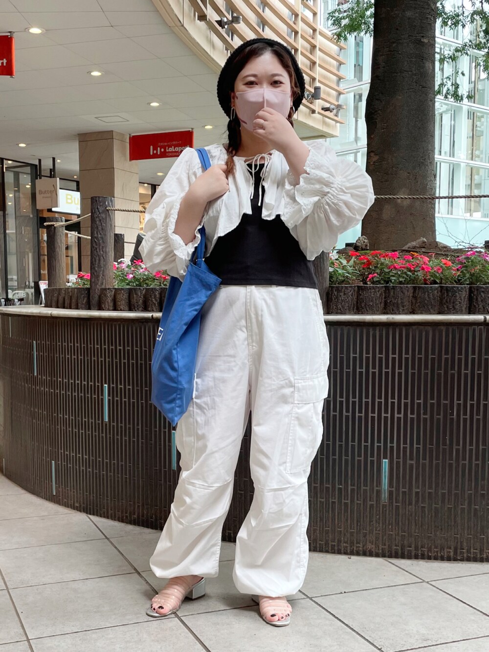 ホワイト系のシャツ/ブラウス、ブルー系のトートバッグ、その他のサンダルを着用したレディースの夏コーディネートの2枚目の写真