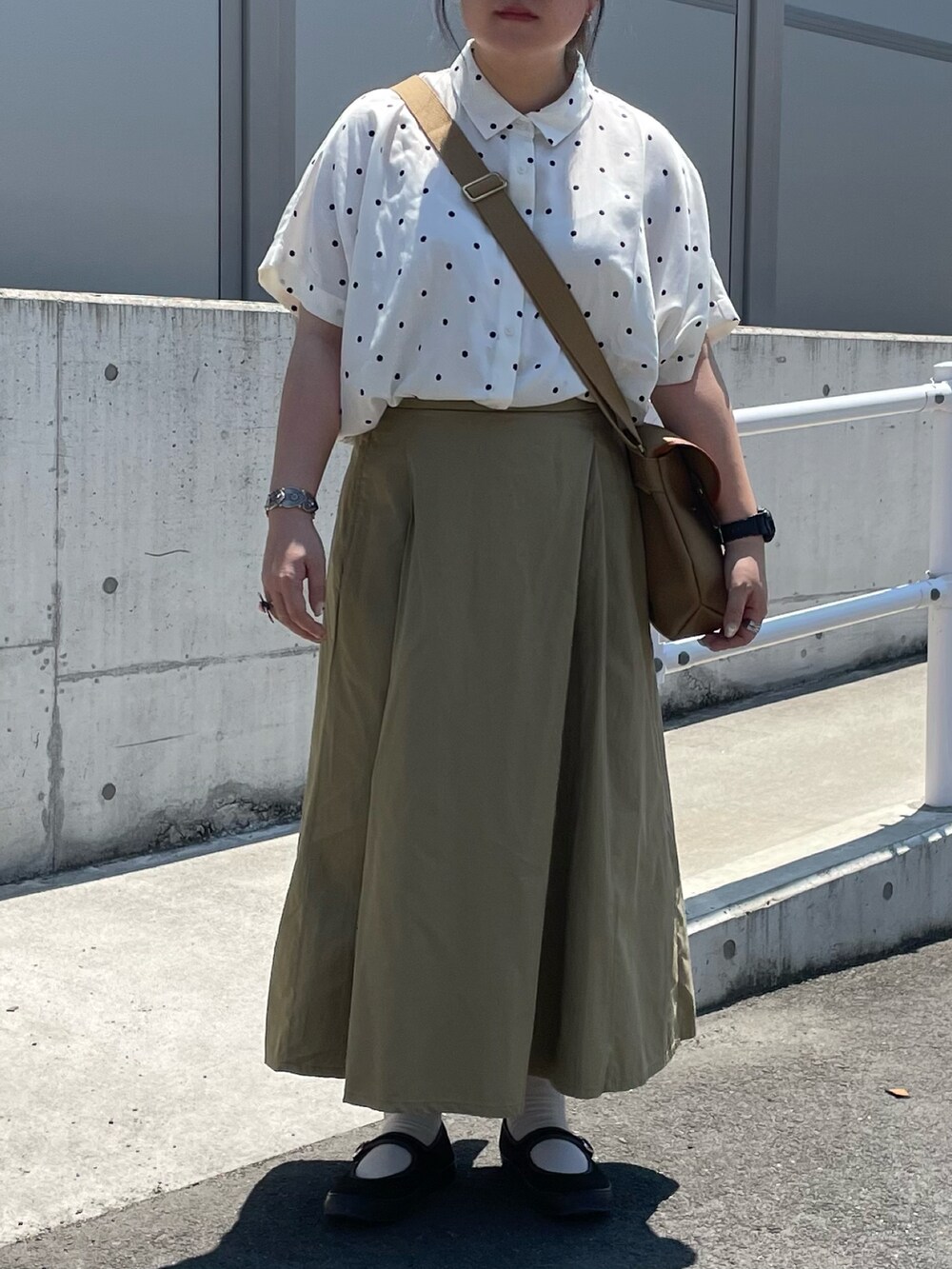 ホワイト系のシャツ/ブラウス、ベージュ系のショルダーバッグ、ブラック系のバレエシューズを着用したレディースの夏コーディネートの2枚目の写真