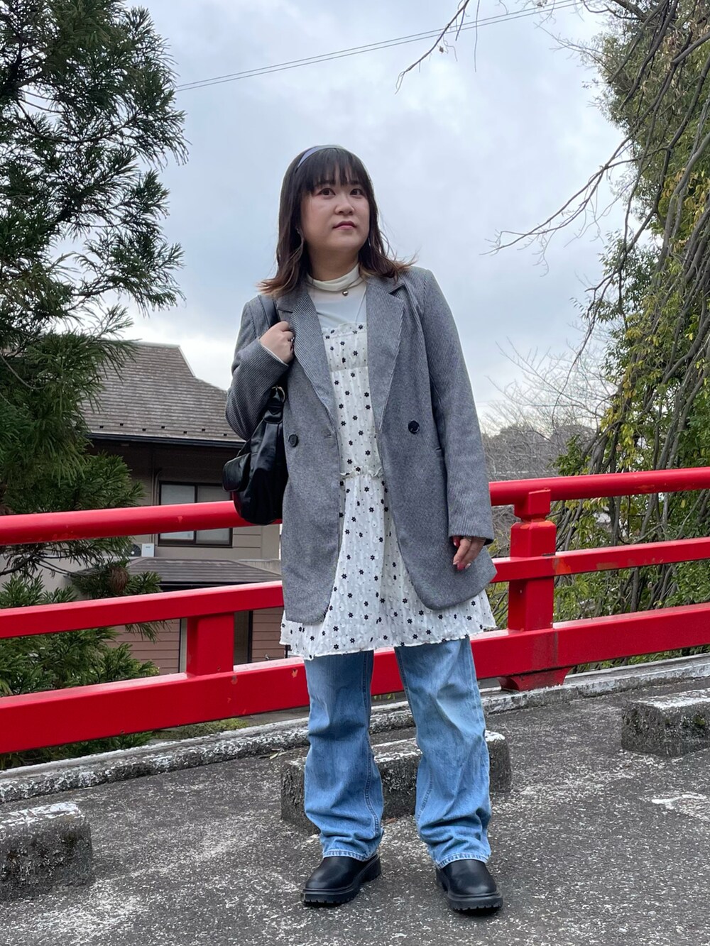 「春服、チュニック、デニム、ブーツ、プチプラ、きれいめカジュアル、休日スタイル、低身長、お出かけコーデ、春コーデ、春アウター、大人カジュアル、キャミワンピ、ジャケットスタイル、レイヤードスタイル」｜「rectangle by ryonの【rectangle by ryon】テーラードジャケット（テーラードジャケット、ブラック系）」を使った、maru☺︎さん（レディース・153cm）の春コーディネートの2枚目の写真