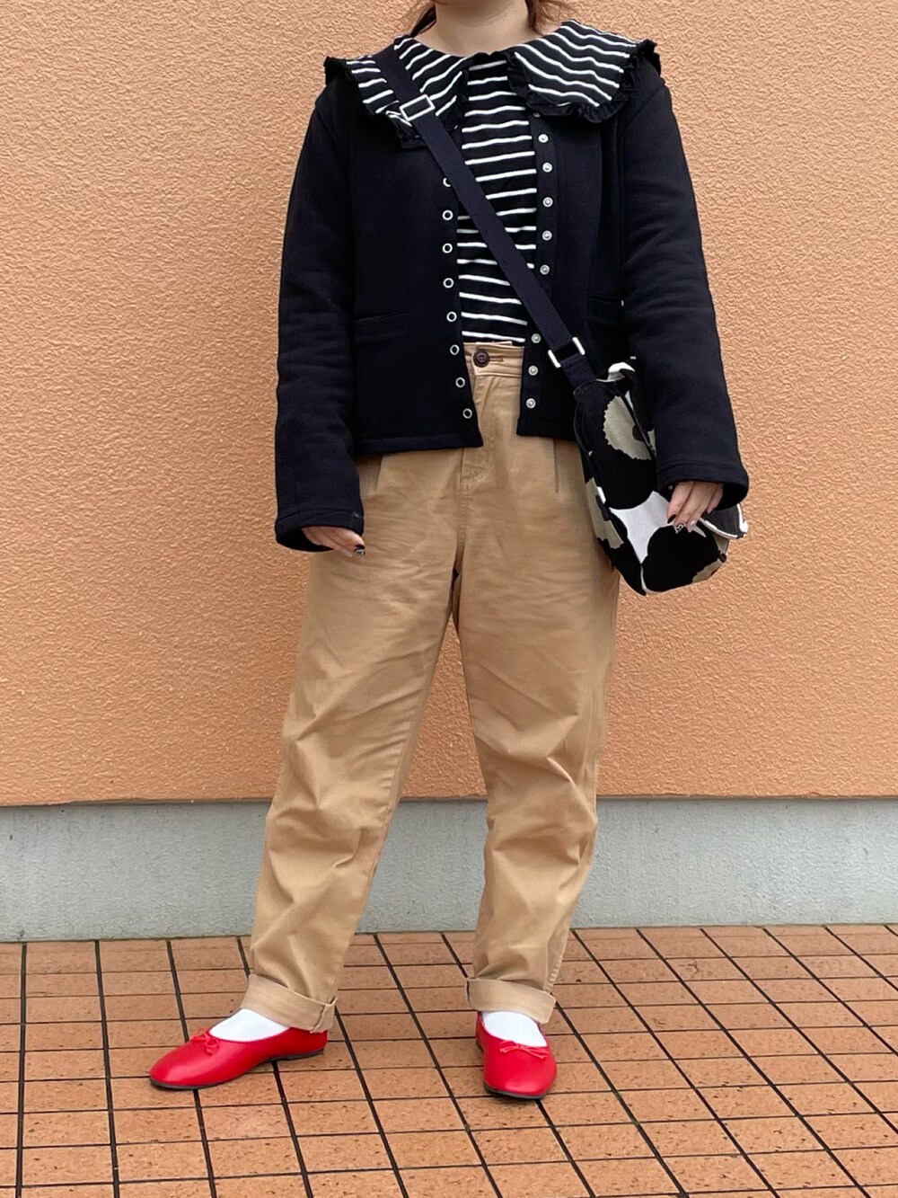 その他のTシャツ/カットソー、ブラック系のカーディガン/ボレロ、レッド系のバレエシューズを着用したレディースの秋コーディネートの2枚目の写真