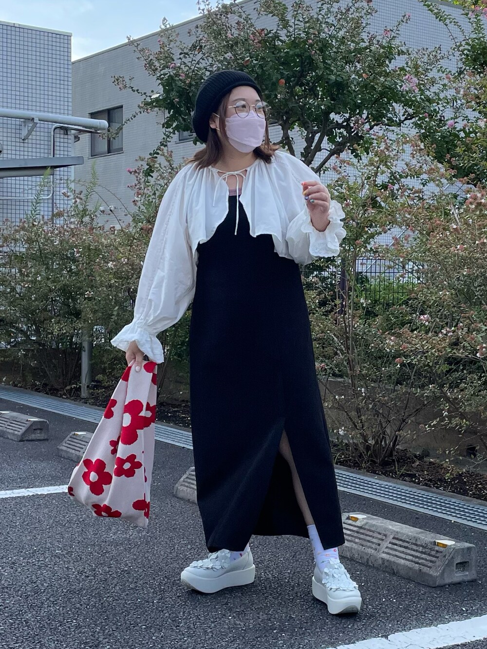 ホワイト系のシャツ/ブラウス、ブラック系のワンピース、ブラック系のハンチング/ベレー帽を着用したレディースの秋コーディネートの2枚目の写真