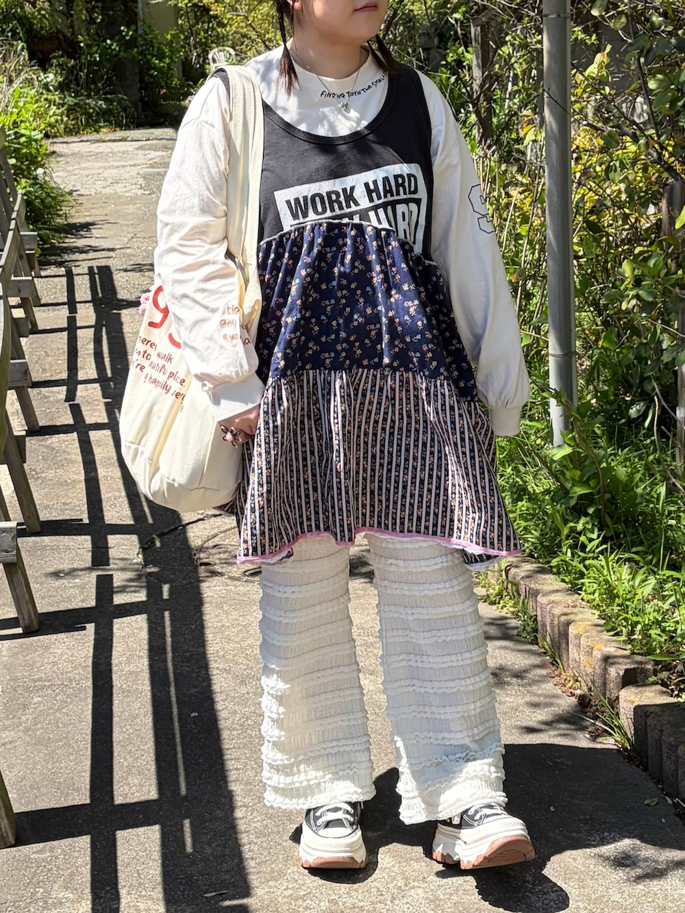ホワイト系のその他パンツ、ホワイト系のTシャツ/カットソー、ブラック系のスニーカーを着用したレディースの春コーディネートの3枚目の写真