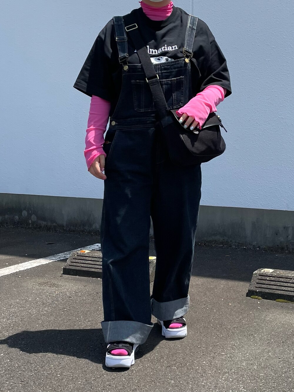 ブラック系のTシャツ/カットソー、ピンク系のTシャツ/カットソー、ブラック系のサンダルを着用したレディースの春コーディネートの2枚目の写真