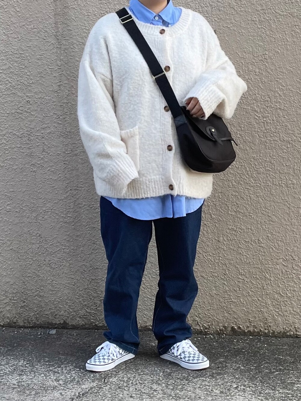 グレー系のスニーカー、ブルー系のシャツ/ブラウスを着用したレディースの冬コーディネートの3枚目の写真