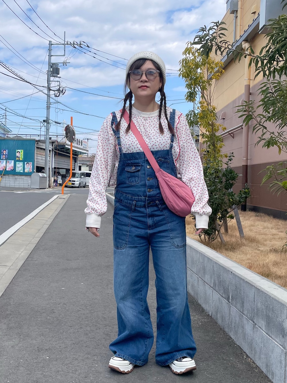 「春色、ニット帽、サロペット、ショルダーバッグ、スニーカー、厚底シューズ、メガネ女子、花柄、春コーデ、きれいめカジュアル、休日スタイル、お出かけコーデ」｜「NEW ERAの【NEW ERA(ニューエラ)】RIB PON KNIT（ニットキャップ/ビーニー、ホワイト系）」を使った、maru☺︎さん（レディース・153cm）の春コーディネートの2枚目の写真