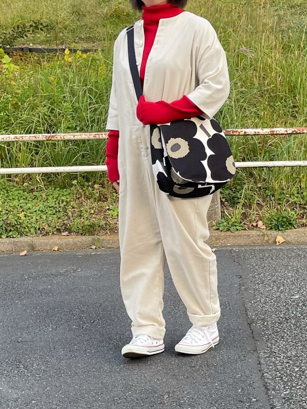 「シンプル、サロペット、オーバーオール、秋のコーデ、converse、ハイネック、赤、marimekko、タートルネック、休日スタイル、コンビネゾン、差し色、きれいめカジュアル、低身長、秋コーデ」｜「Libra Cueのリネンミックスコンビネゾン（サロペット/オーバーオール、ホワイト系）」を使った、maru☺︎さん（レディース・153cm）の秋コーディネートの2枚目の写真