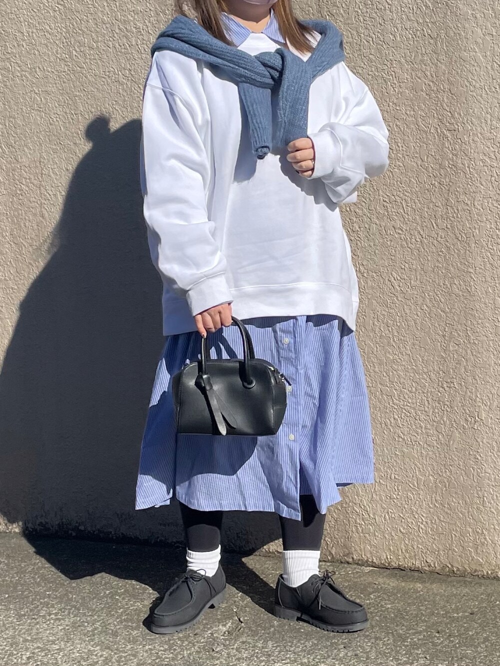 ブラック系のボストンバッグを着用したレディースの冬コーディネートの2枚目の写真