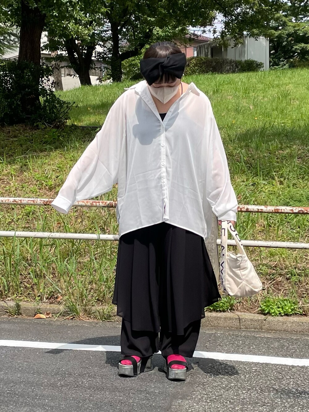 ホワイト系のバッグ、ブラック系のその他パンツ、ブラック系のヘアバンドを着用したレディースの夏コーディネートの4枚目の写真