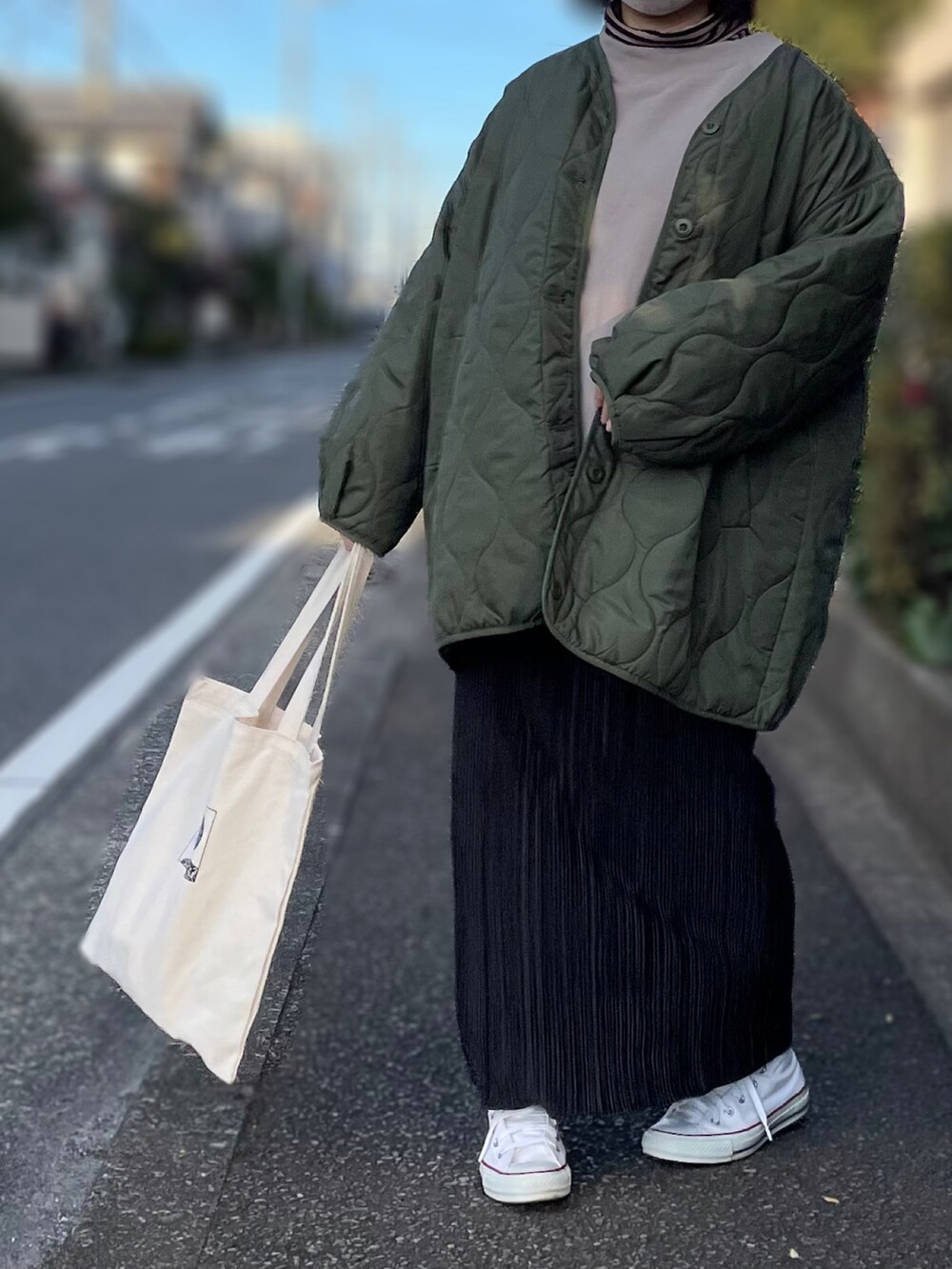 ベージュ系のスウェット、ホワイト系のスニーカーを着用したレディースの冬コーディネートの2枚目の写真