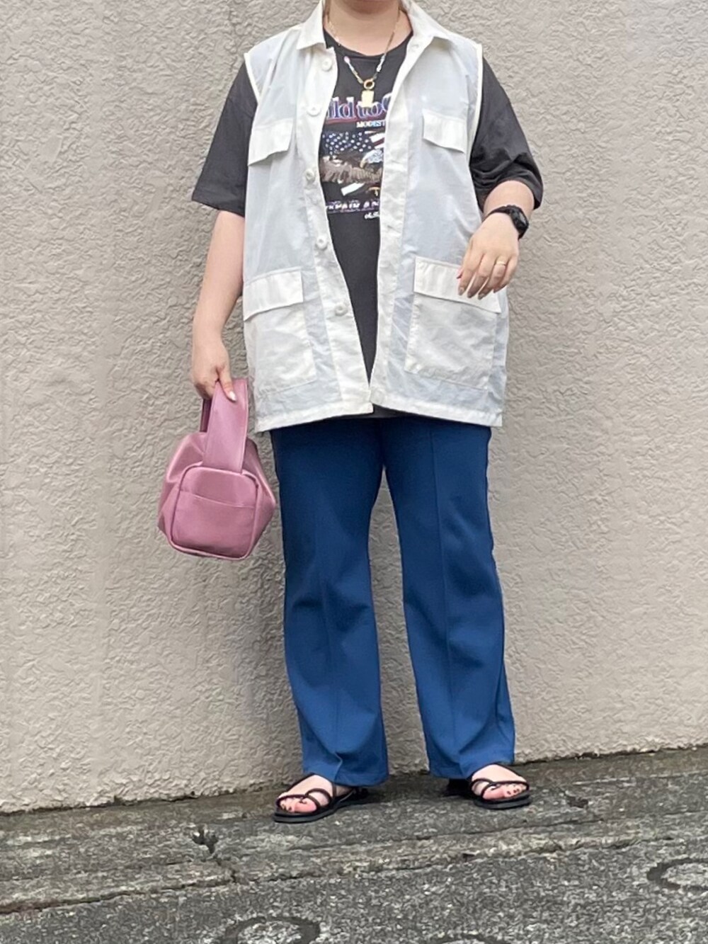 グレー系のTシャツ/カットソー、ピンク系のボストンバッグを着用したレディースの夏コーディネートの2枚目の写真