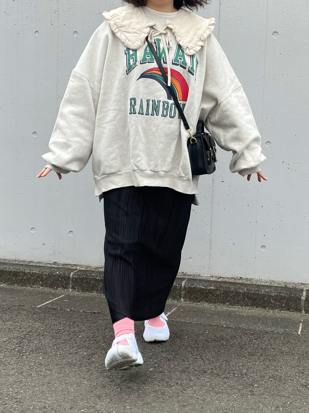 ホワイト系のスウェット、ブラック系のバッグ、ホワイト系のサンダルを着用したレディースの春コーディネートの2枚目の写真