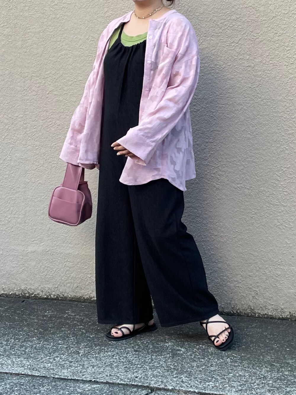 ピンク系のシャツ/ブラウス、ブラック系のサロペット/オーバーオール、ピンク系のボストンバッグを着用したレディースの夏コーディネートの2枚目の写真