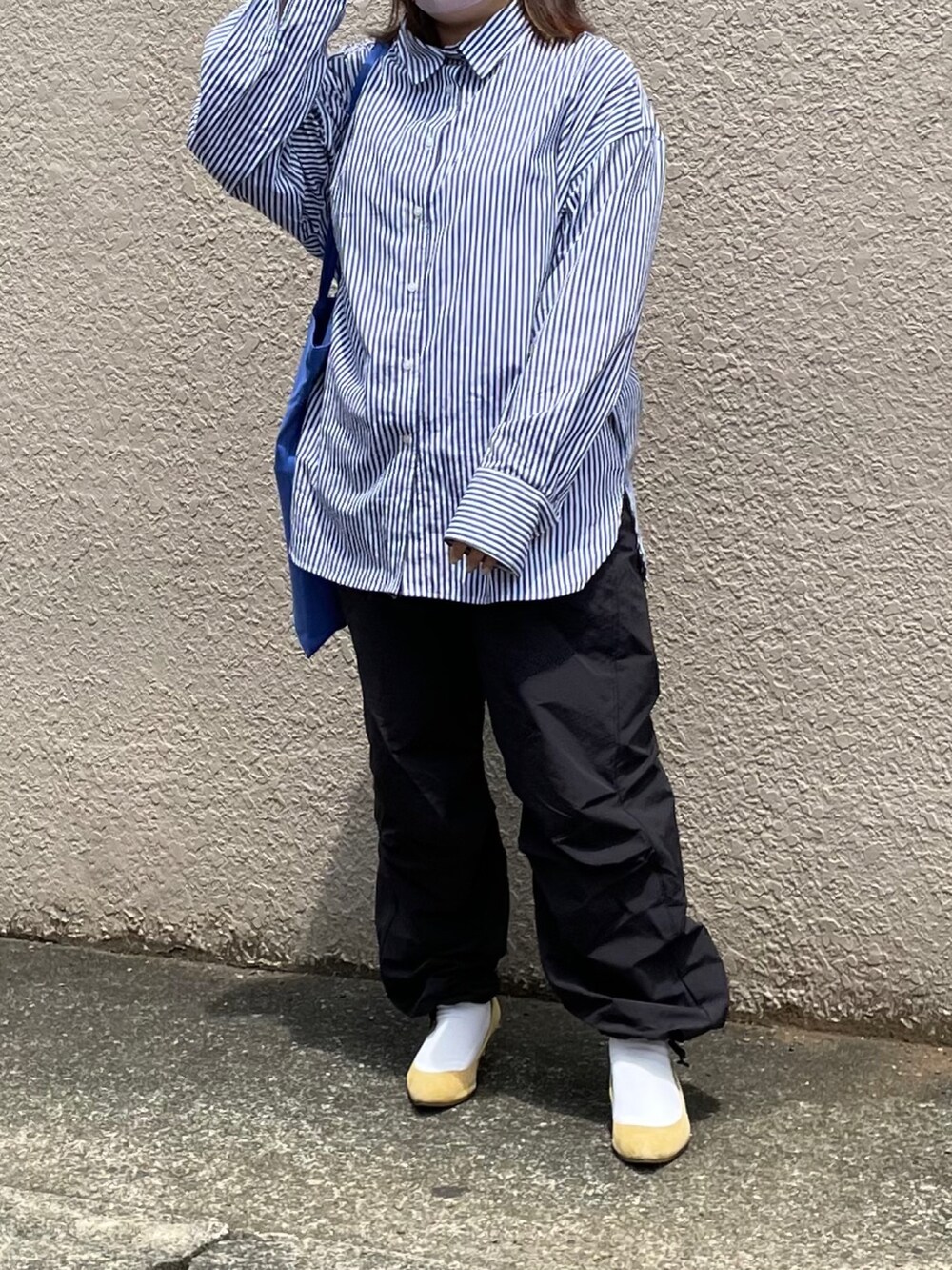 ブルー系のシャツ/ブラウス、ブラック系のその他パンツ、ブルー系のトートバッグを着用したレディースの夏コーディネートの2枚目の写真