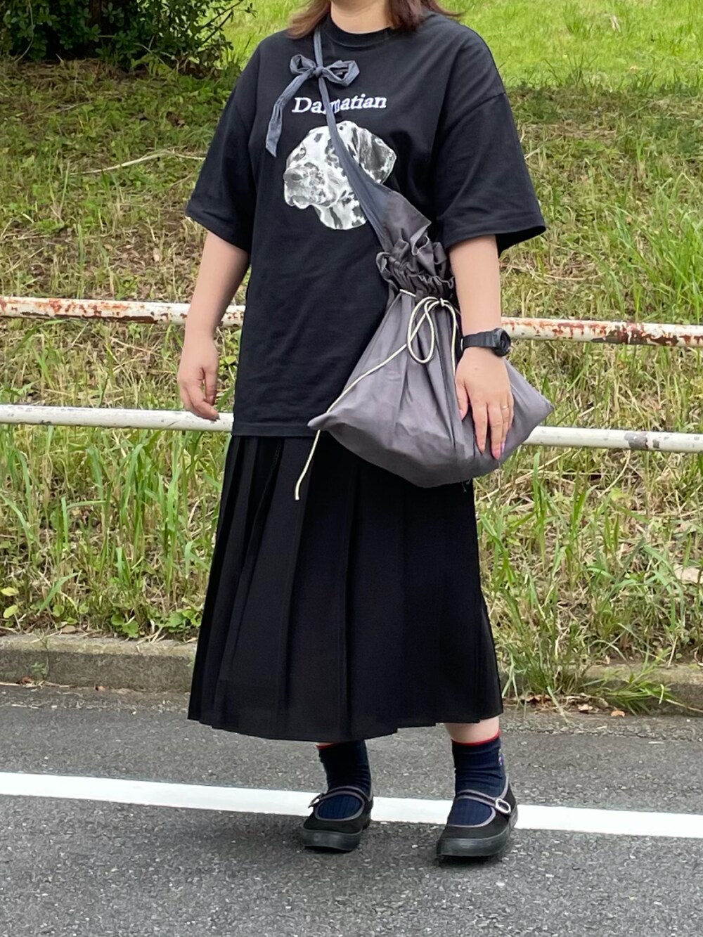 ブラック系のTシャツ/カットソー、ブラック系のバレエシューズ、グリーン系のキャップを着用したレディースの夏コーディネートの2枚目の写真