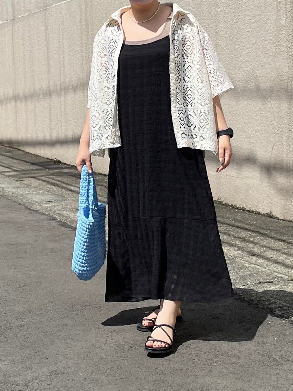 ゴールド系のネックレスを着用したレディースの夏コーディネートの2枚目の写真