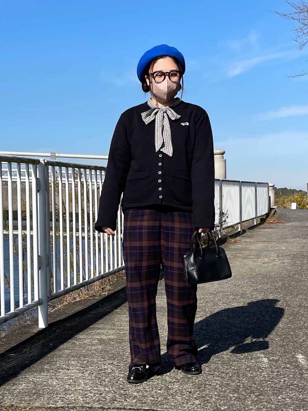 ブラック系のカーディガン/ボレロ、ブラック系のボストンバッグ、ブルー系のハンチング/ベレー帽を着用したレディースの秋コーディネートの2枚目の写真