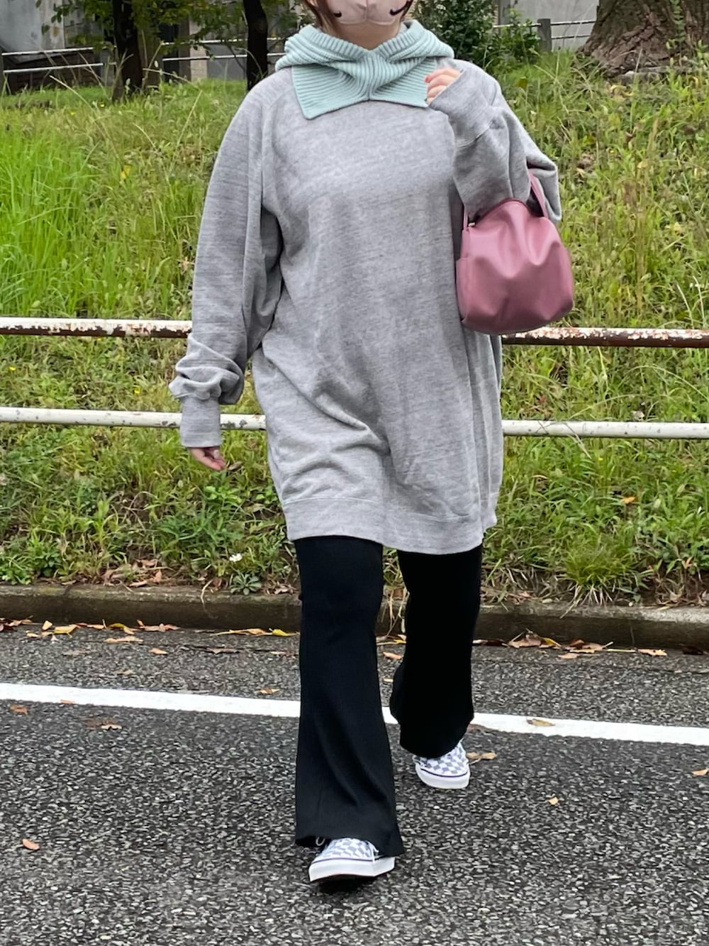 グレー系のワンピース、ブラック系のその他パンツ、ピンク系のボストンバッグを着用したレディースの秋コーディネートの3枚目の写真