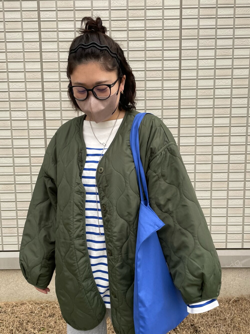 「キルティング、キルティングジャケット、ボーダー、スウェット、スウェットパンツ、しまむら、UNIQLO、ユニクロ、トートバッグ、プチプラ、プチプラコーデ、ドレスシューズ、低身長、ブルー、メガネ女子」｜「UNIQLOのアイテム（Tシャツ/カットソー、ブルー系）」を使った、maru☺︎さん（レディース・153cm）の冬コーディネートの2枚目の写真