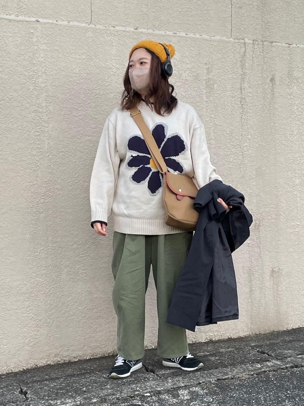「ニット帽、ヘッドホン、ニット、ワイドパンツ、プチプラ、プチプラコーデ、ロングコート、ステンカラーコート、きれいめカジュアル、休日スタイル、低身長、BRADY、ブレディ」｜「DHOLICのアイテム（ステンカラーコート、ブラック系）」を使った、maru☺︎さん（レディース・153cm）の冬コーディネートの2枚目の写真