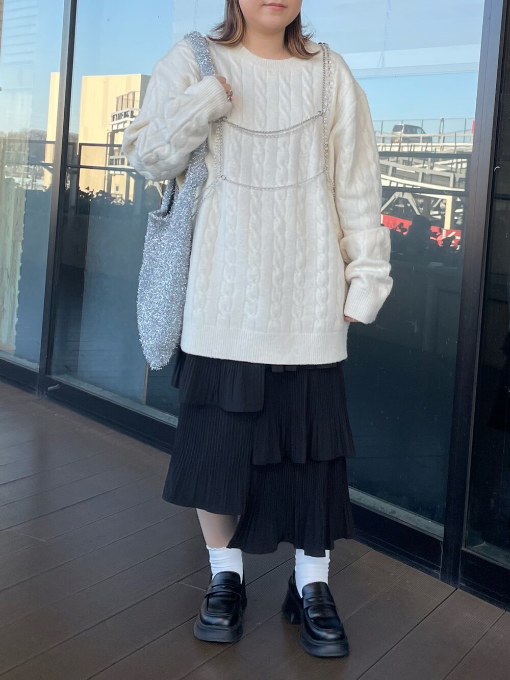 「シンプルコーデ、モノトーン、モノトーンコーデ、ベレー帽、ローファー、春カラー、ニット、メガネ女子、レイヤードスタイル、きれいめカジュアル、休日スタイル、お出かけコーデ、デートコーデ、シルバー、低身長」｜「Kastaneのニットベレー帽（ハンチング/ベレー帽、ブラック系）」を使った、maru☺︎さん（レディース・153cm）の冬コーディネートの2枚目の写真