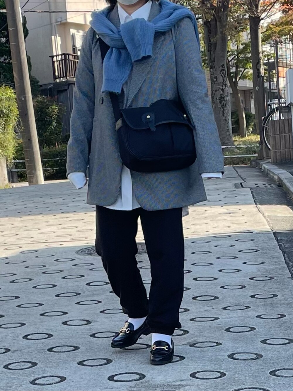「スウェットパンツ、スウェット、ジャケット、ブルー、ローファー、UNIQLO、冬コーデ、カラーニット、大人カジュアル、休日スタイル、肩掛け、きれいめカジュアル、シャツスタイル、低身長、秋コーデ」｜「rectangle by ryonの【rectangle by ryon】テーラードジャケット（テーラードジャケット、ブラック系）」を使った、maru☺︎さん（レディース・153cm）の秋コーディネートの2枚目の写真