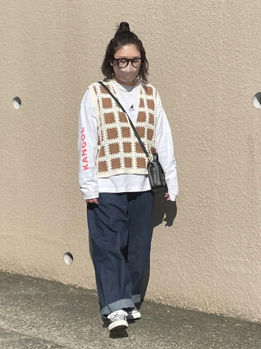 ベージュ系のベスト、ホワイト系のTシャツ/カットソー、ブルー系のその他パンツを着用したレディースの春コーディネートの2枚目の写真