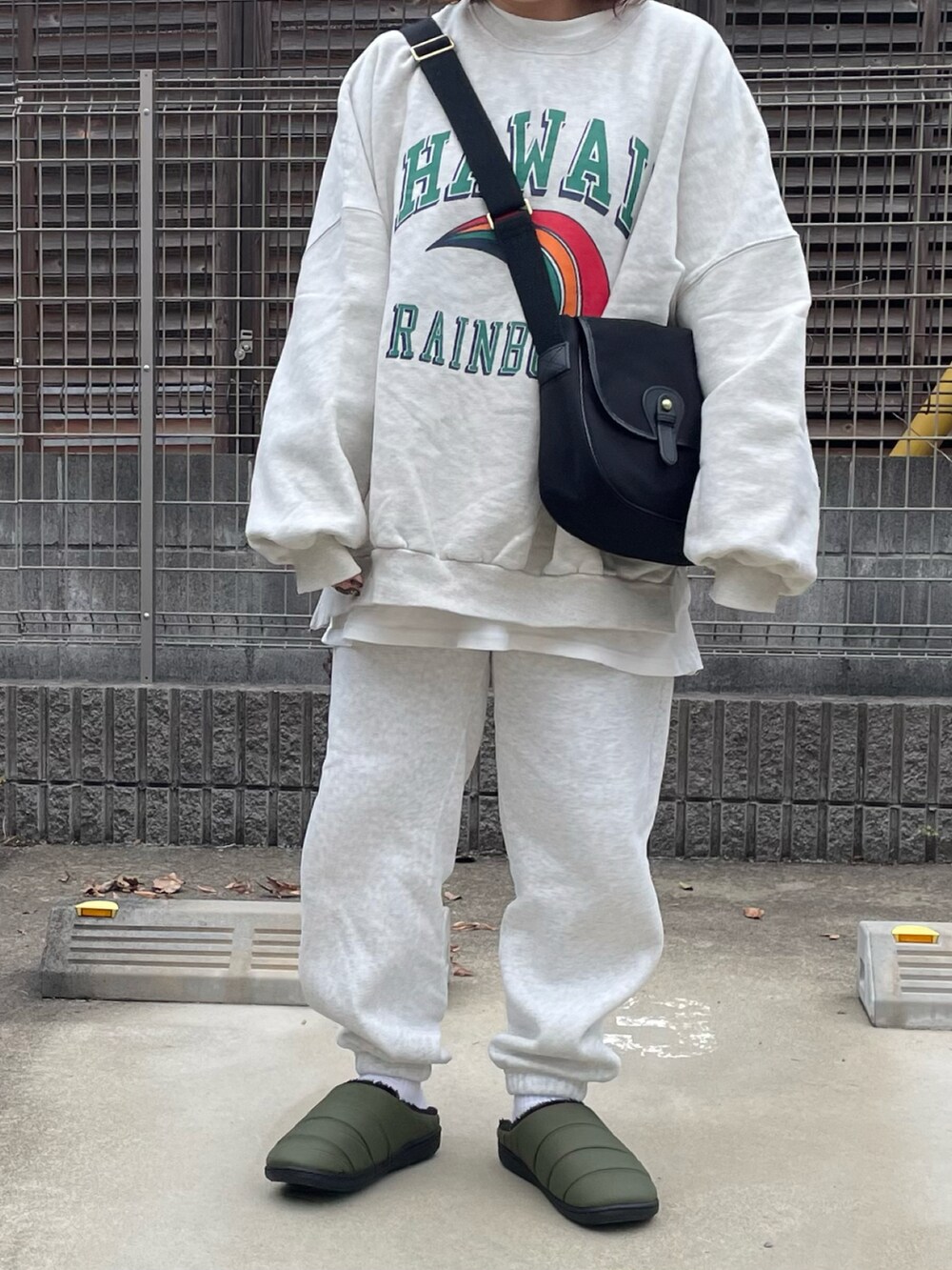 ホワイト系のスウェット、グリーン系のシューズ、ブラック系のニットキャップ/ビーニーを着用したレディースの秋コーディネートの2枚目の写真