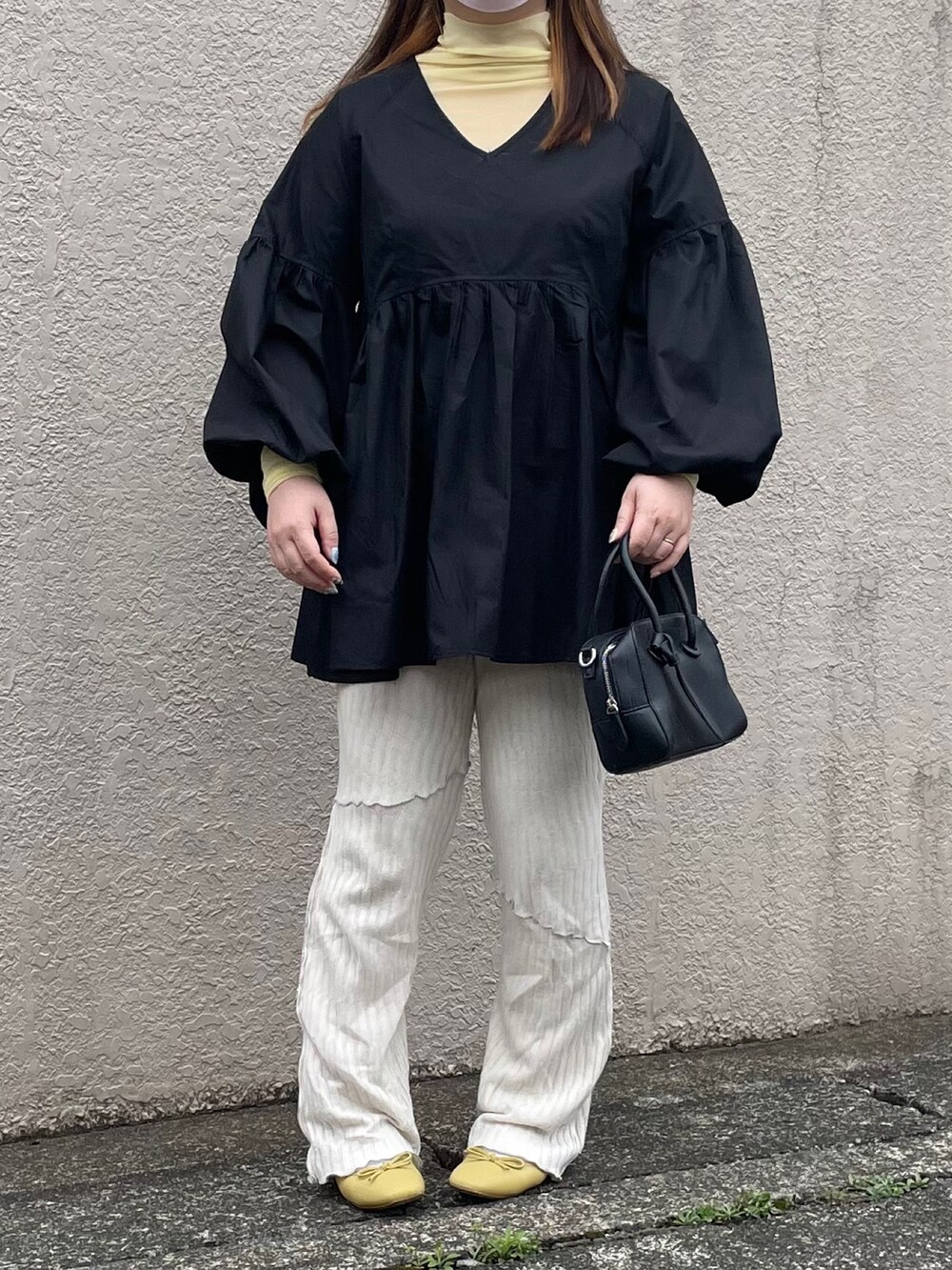 ブラック系のシャツ/ブラウス、ホワイト系のその他パンツ、イエロー系のバレエシューズを着用したレディースの春コーディネートの3枚目の写真