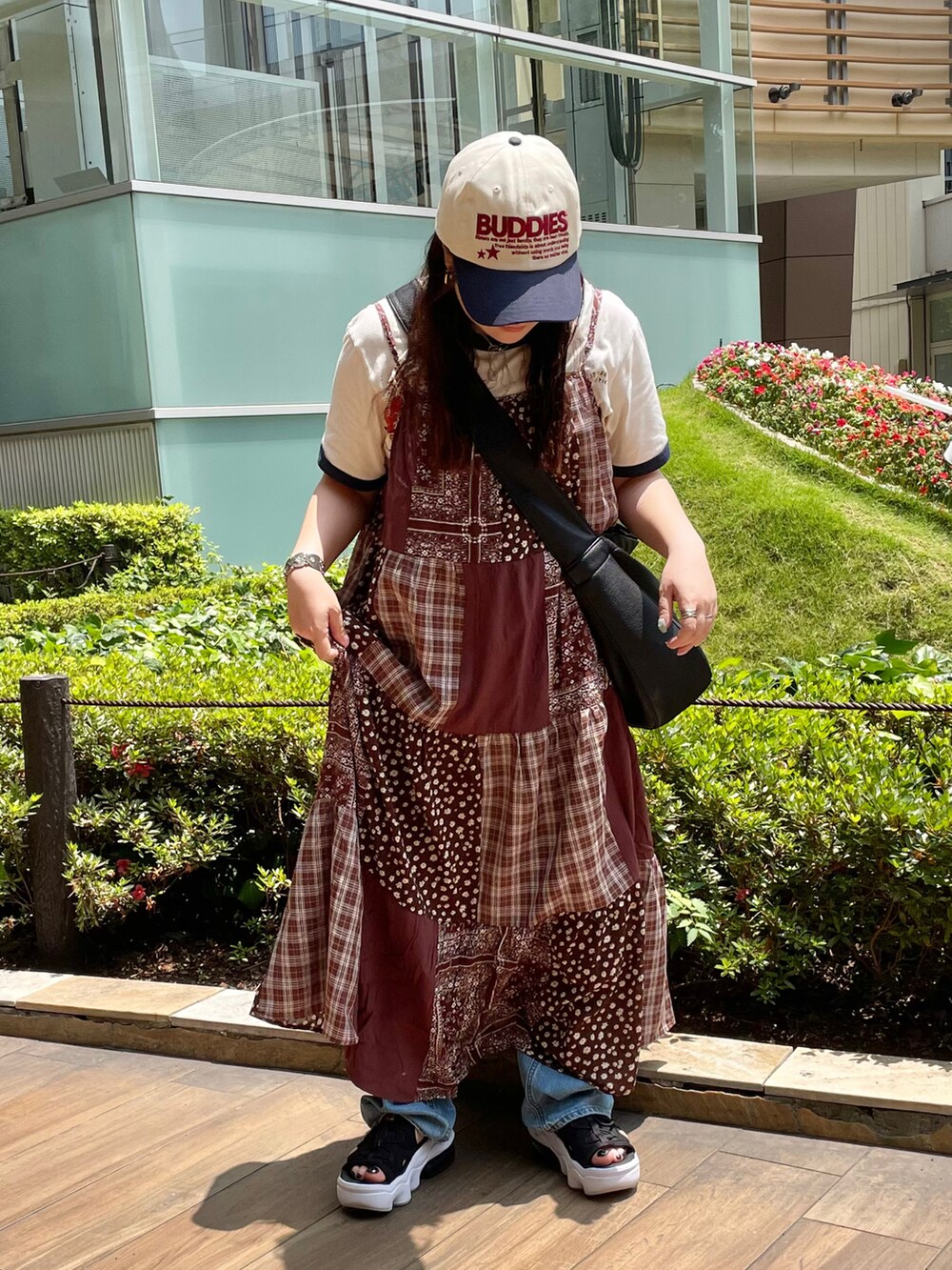 ブラック系のサンダル、ブラウン系のワンピース、ブラック系のショルダーバッグを着用したレディースの夏コーディネートの2枚目の写真