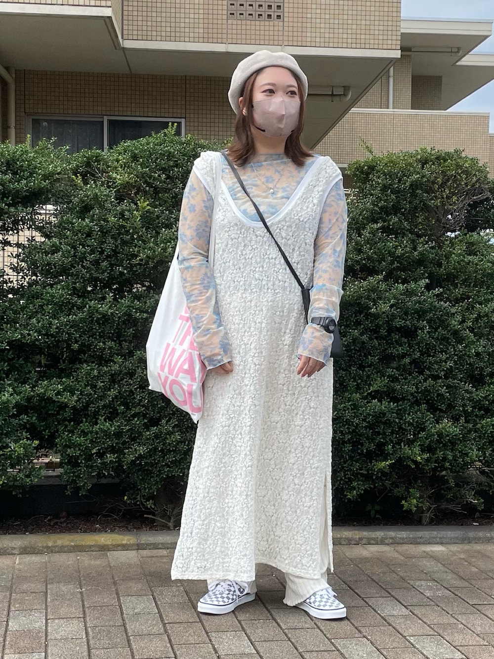 ホワイト系のワンピース、グレー系のスニーカー、ホワイト系のトートバッグを着用したレディースの夏コーディネートの3枚目の写真