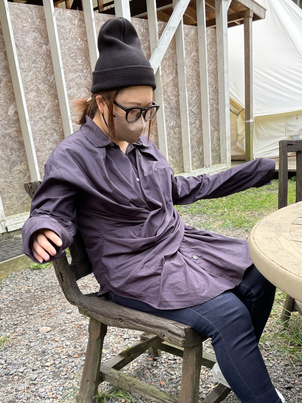 ブラウン系のシャツ/ブラウス、ピンク系のボストンバッグを着用したレディースの秋コーディネートの2枚目の写真