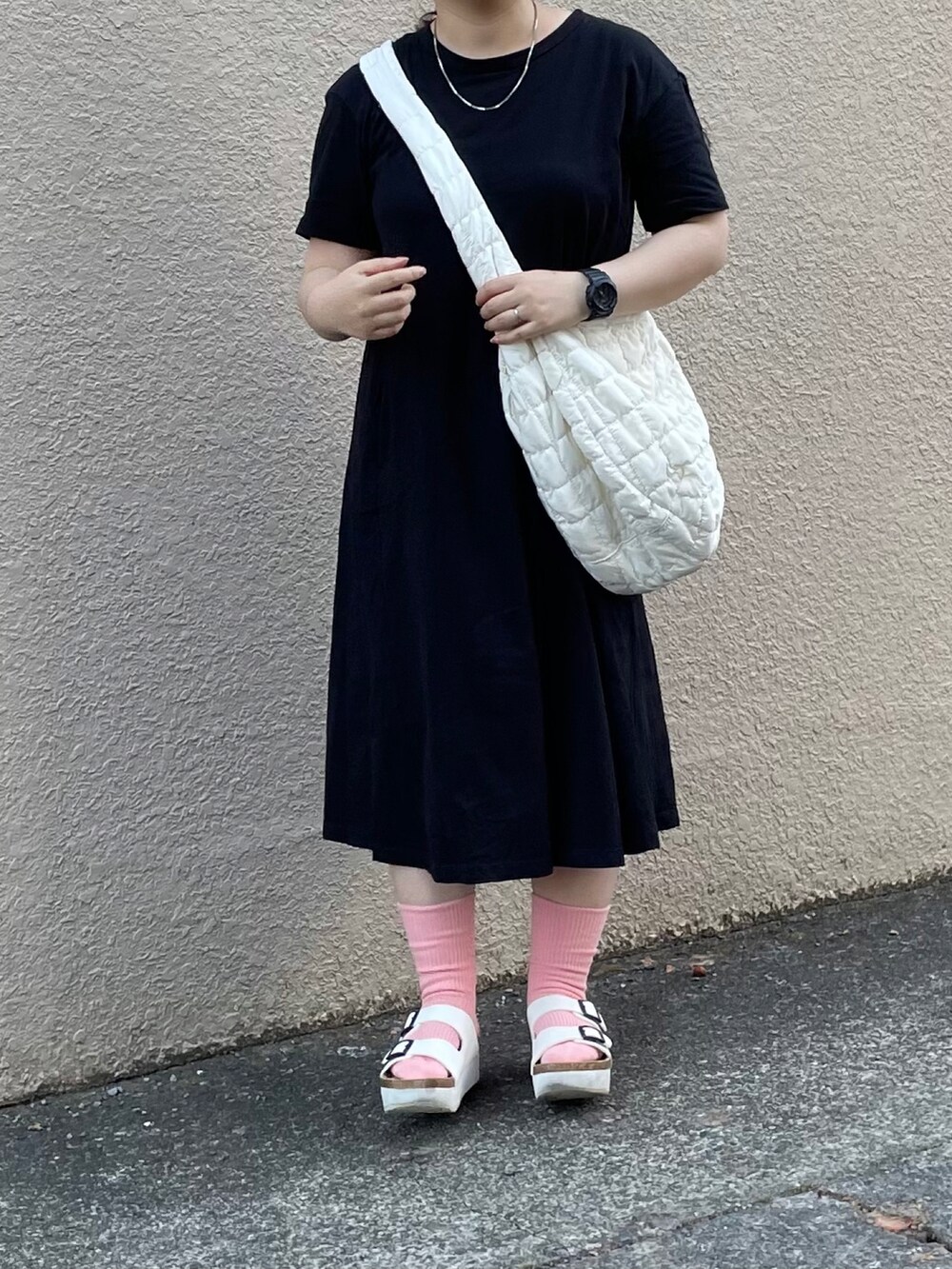 ブラック系のワンピース/ドレス、ホワイト系のサンダル、シルバー系のネックレスを着用したレディースの夏コーディネートの2枚目の写真