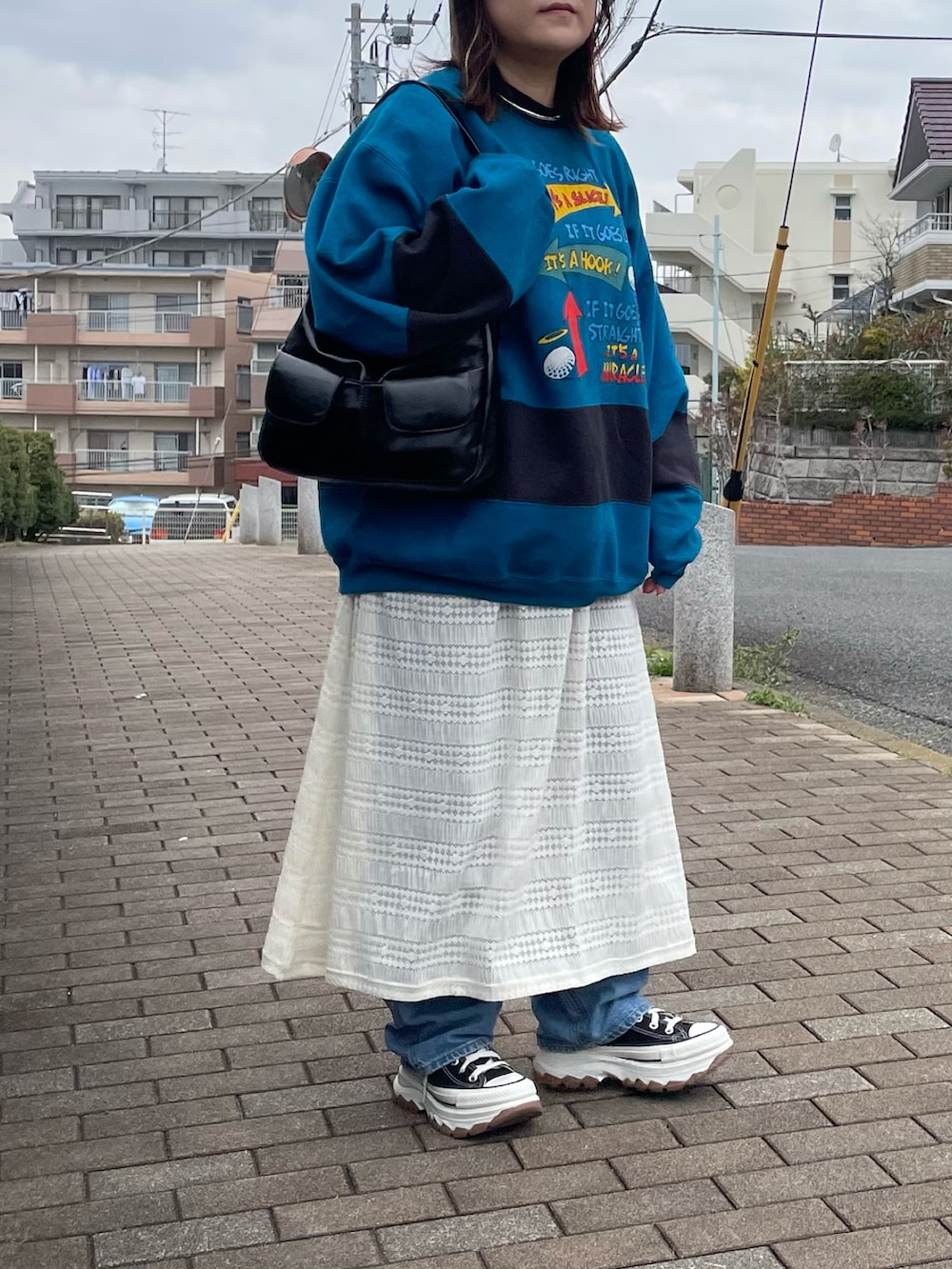「春のNewスタイル、スウェット、古着MIX、スニーカー、デニム、レイヤードスタイル、きれいめカジュアル、休日スタイル、お出かけコーデ、シンプルコーデ、メガネ女子、春色、春コーデ、converse」｜「古着のアイテム（スウェット、ブルー系）」を使った、maru☺︎さん（レディース・153cm）の春コーディネートの2枚目の写真
