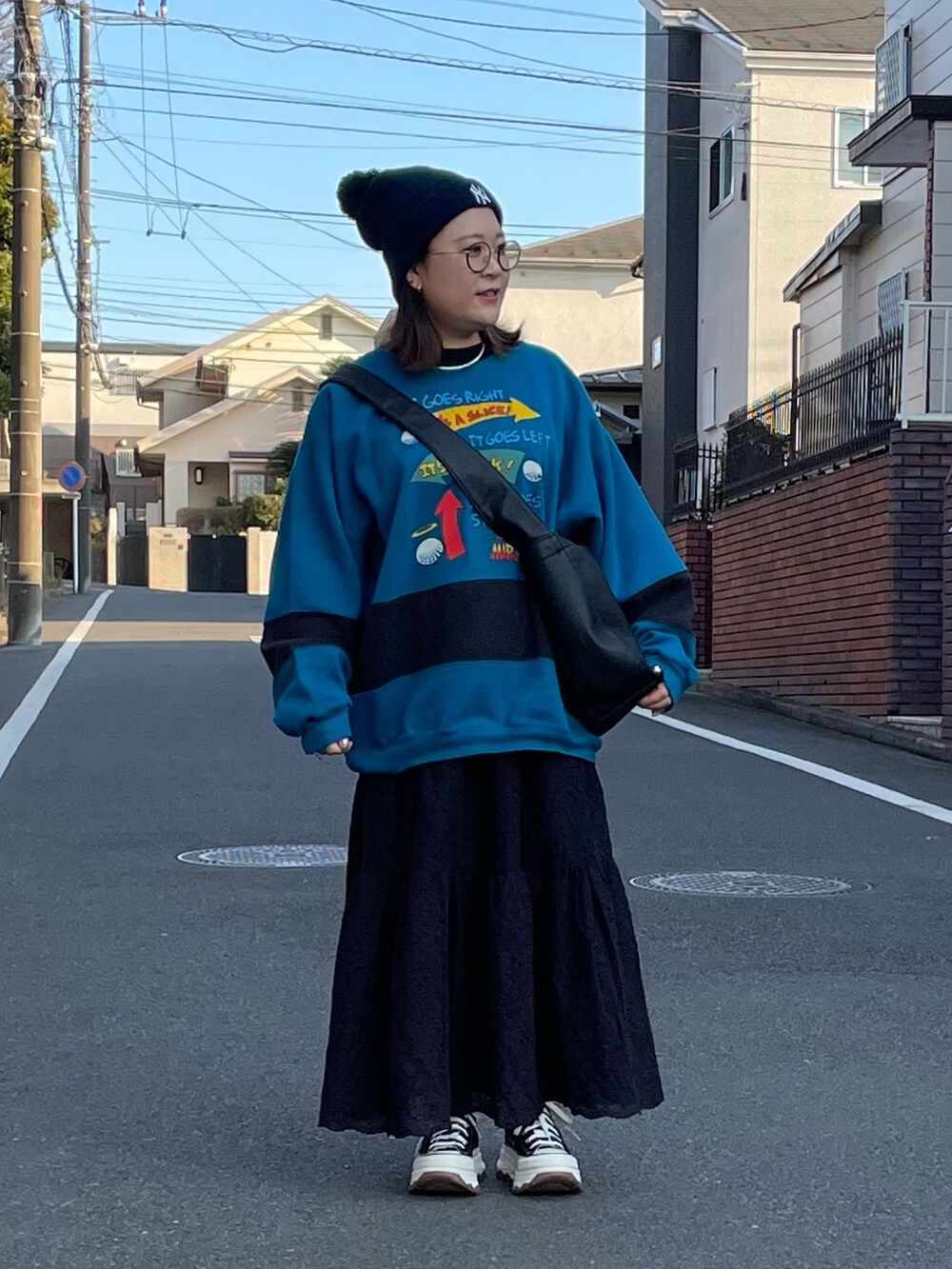 「ニット帽、スウェット、古着MIX、ロングスカート、スニーカー、ショルダーバッグ、レザー、きれいめカジュアル、休日スタイル、デートコーデ、プチプラ、カラーレンズ、厚底シューズ、ブルー、ロゴスウェット」｜「BEAMS BOYのNEW ERA × BEAMS BOY / 別注 ポン ニット ワッチキャップ（ニットキャップ/ビーニー、ブルー系）」を使った、maru☺︎さん（レディース・153cm）の冬コーディネートの2枚目の写真