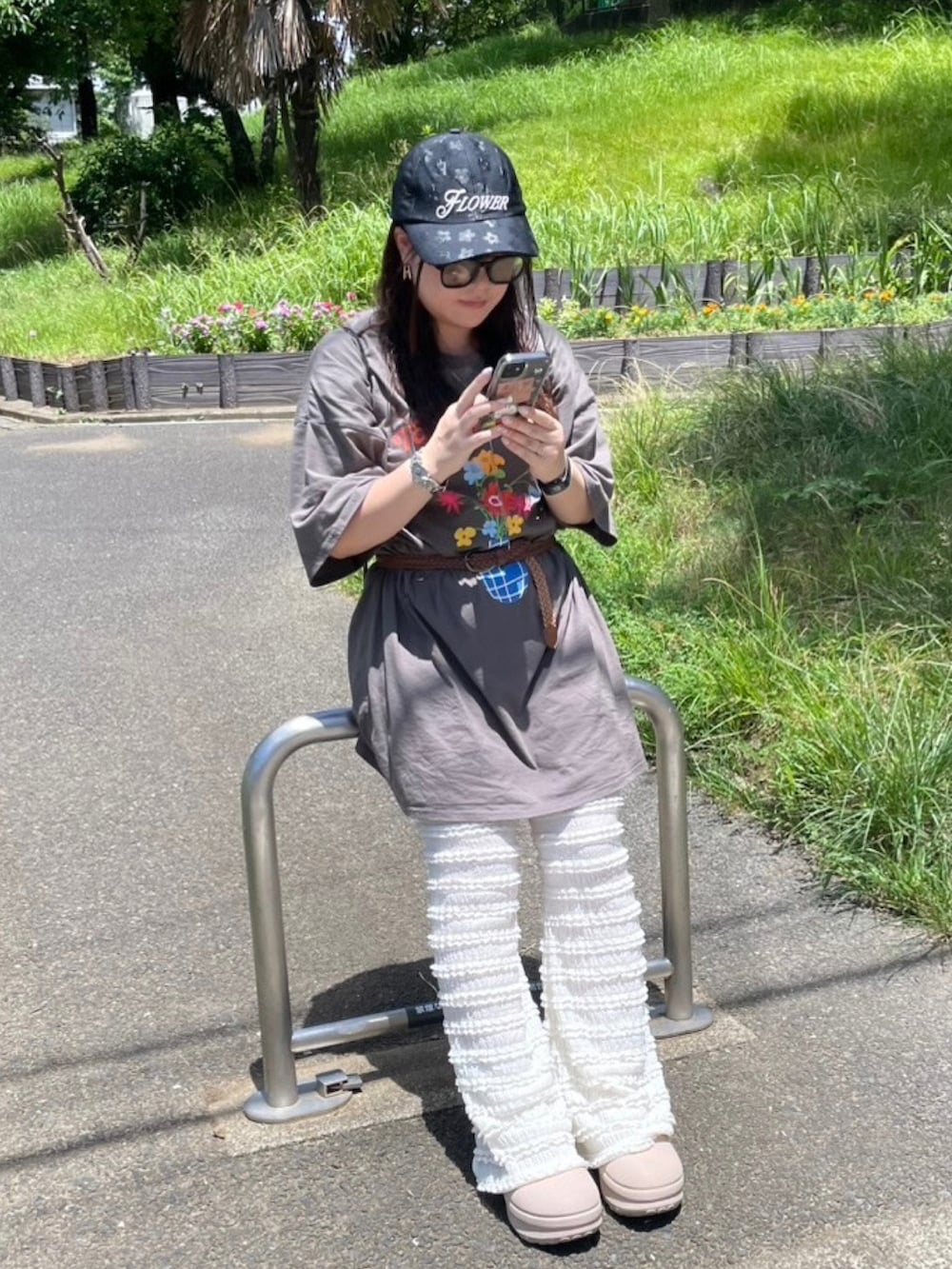 グレー系のTシャツ/カットソー、ホワイト系のその他パンツ、ブラック系のバックパック/リュックを着用したレディースの夏コーディネートの2枚目の写真