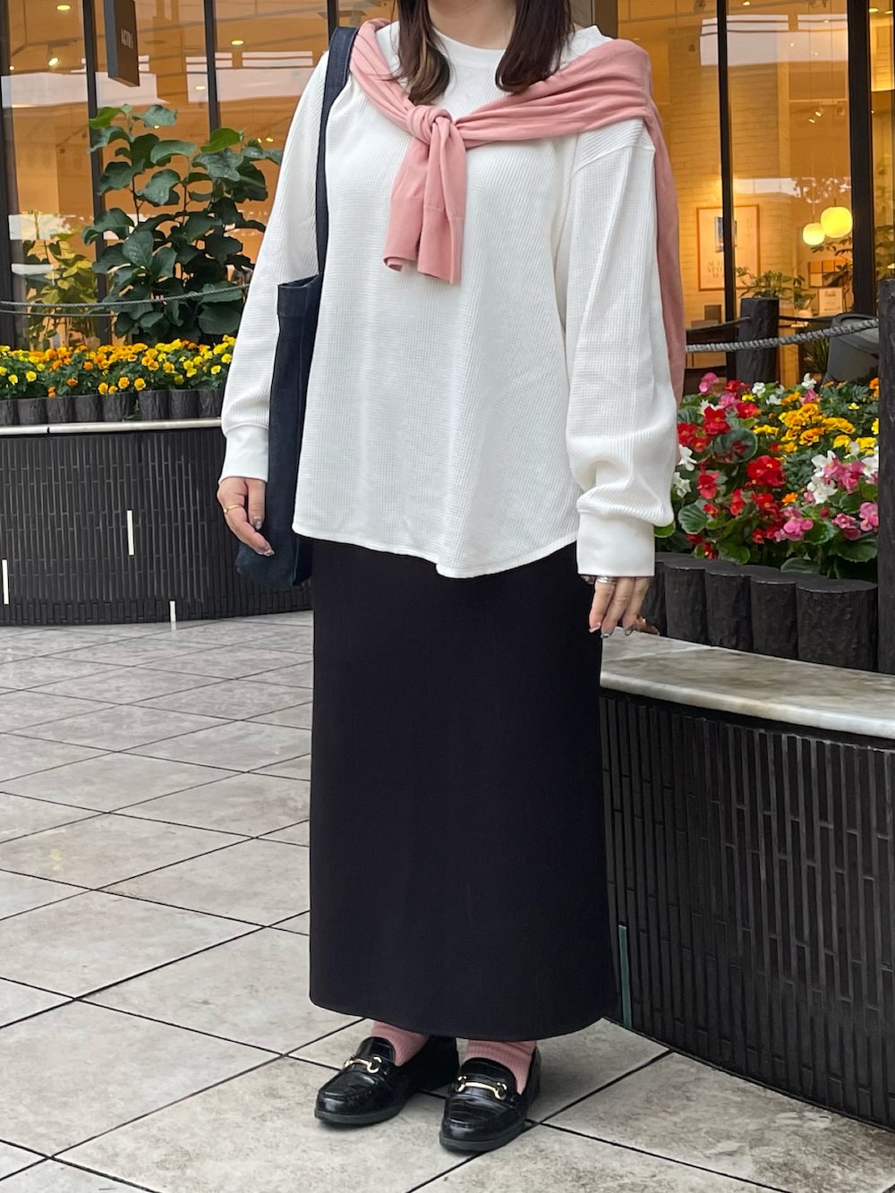 ブルー系のトートバッグを着用したレディースの秋コーディネートの2枚目の写真