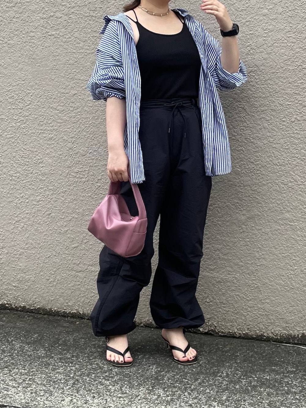 ブルー系のシャツ/ブラウス、ブラック系のその他パンツ、ピンク系のボストンバッグを着用したレディースの夏コーディネートの3枚目の写真