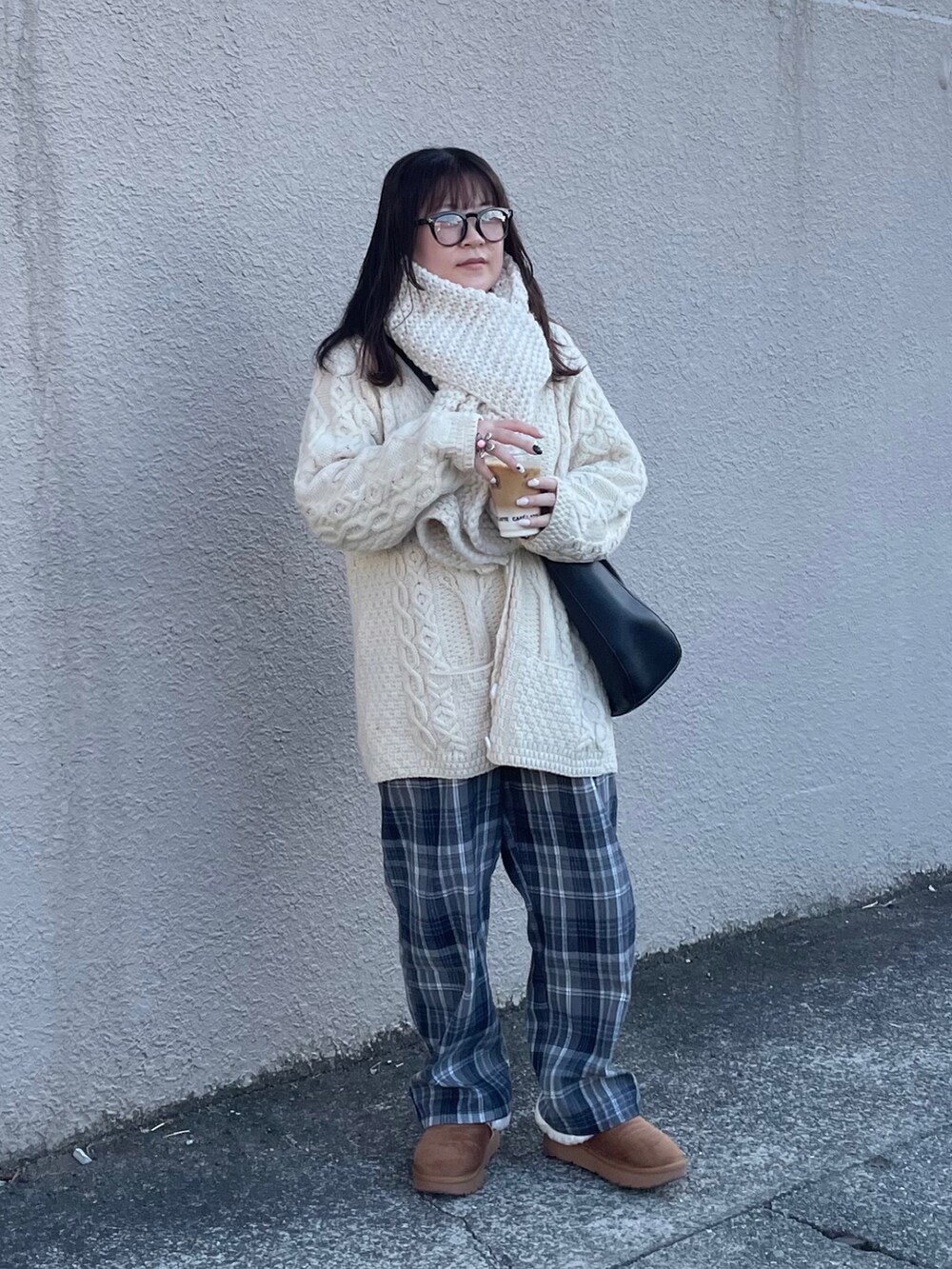 ホワイト系のニット/セーター、ブラック系のショルダーバッグ、ブラック系のその他パンツを着用したレディースの冬コーディネートの2枚目の写真