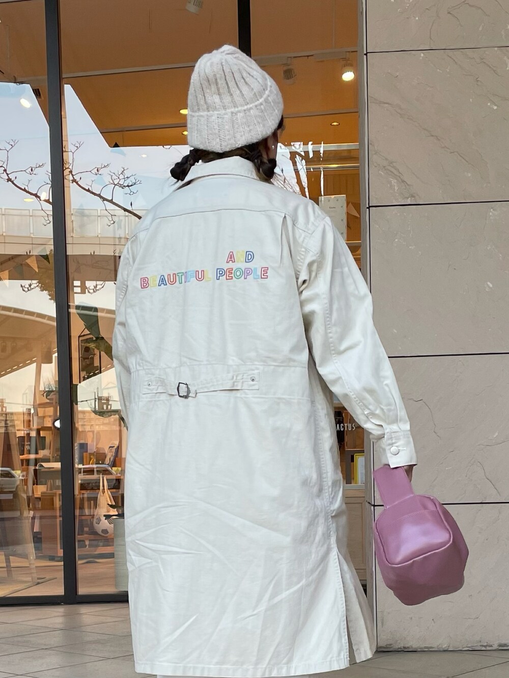 ピンク系のボストンバッグ、ピンク系のスニーカーを着用したレディースの春コーディネートの2枚目の写真