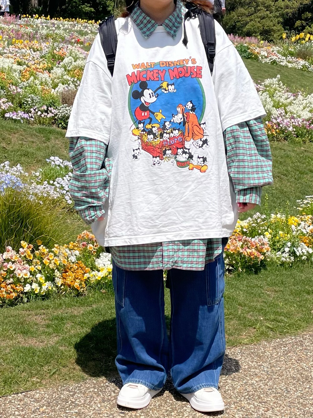 ホワイト系のTシャツ/カットソー、グリーン系のシャツ/ブラウス、ブラック系のバックパック/リュックを着用したレディースの春コーディネートの2枚目の写真