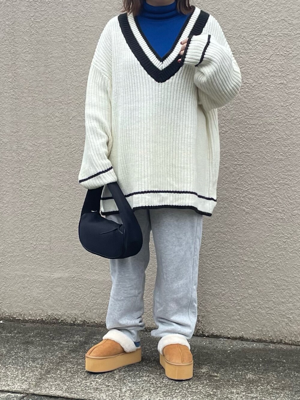 「UNIQLO、ユニクロ、レイヤードスタイル、Kastane、ボア、厚底シューズ、厚底サンダル、ムートンブーツ、プチプラ、プチプラコーデ、きれいめカジュアル、休日スタイル、低身長」｜「feepurの《ウォッシャブル》チルデンVネックオーバーニット（ニット/セーター、ホワイト系）」を使った、maru☺︎さん（レディース・153cm）の冬コーディネートの3枚目の写真