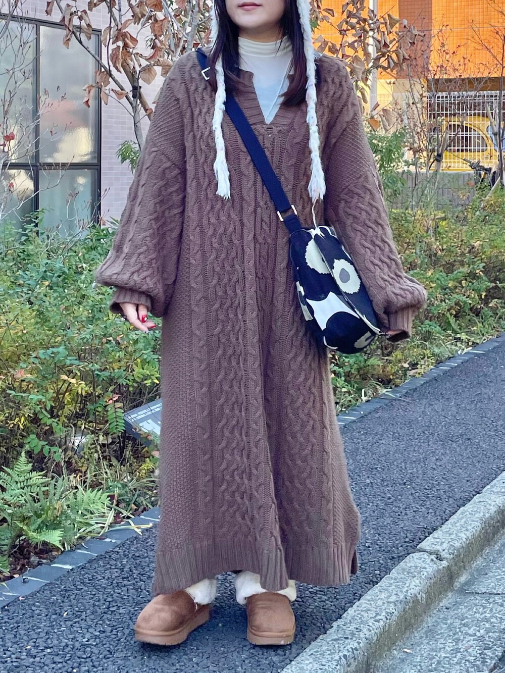 ブラック系のショルダーバッグ、ベージュ系のシューズ、ホワイト系のTシャツ/カットソーを着用したレディースの冬コーディネートの3枚目の写真