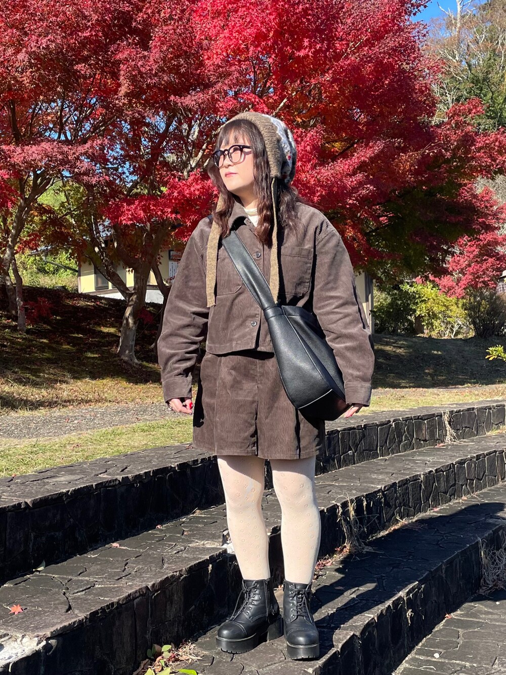 「タートルネック、冬アウター、セットアップ、メガネ女子、ニット帽、ショルダーバッグ、ブーツ、プチプラ、プチプラコーデ、GU、きれいめカジュアル、休日スタイル、お出かけコーデ」｜「LADY LIKEの手編み風ノルディック柄ドロストニット帽（ニットキャップ/ビーニー、ベージュ系）」を使った、maru☺︎さん（レディース・153cm）の冬コーディネートの2枚目の写真